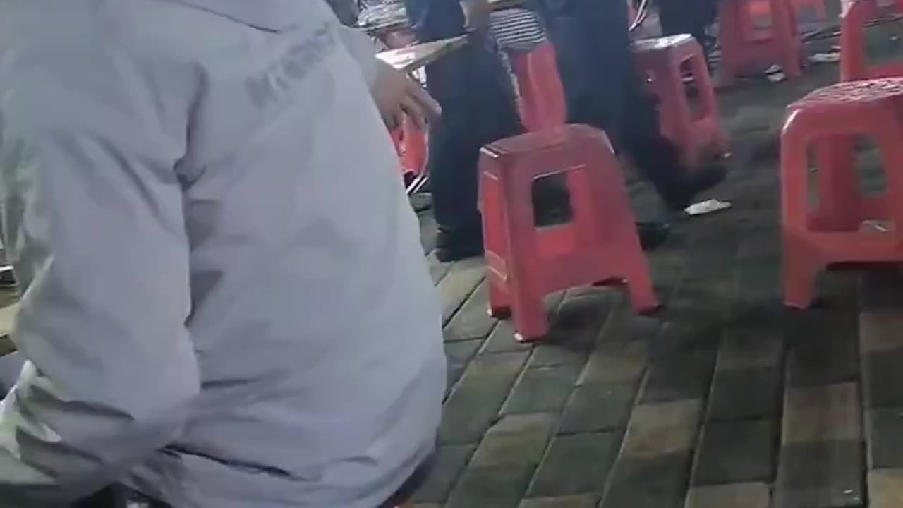 Wyobraź sobie, że siedzisz na zewnątrz restauracji i kiedy jesz, podchodzi policjant