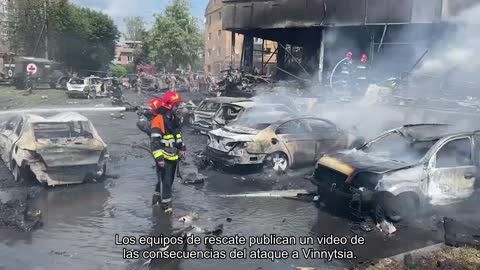 Los equipos de rescate publican un video de las consecuencias del ataque a Vinnytsia.