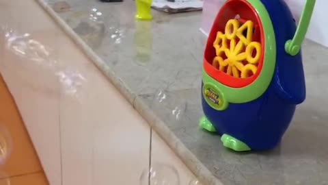 Automatic bubble machine