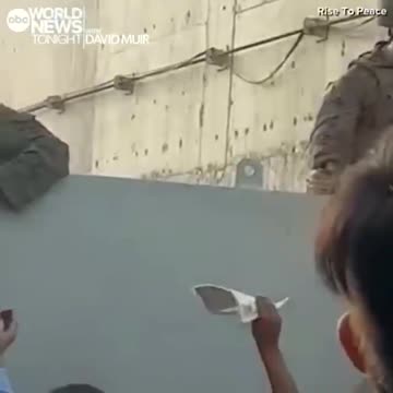 Marines estadounidenses realizando la criba por uno de los accesos a el aeropuerto de Kabul