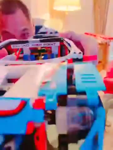 20190302文贵先生视频²：与战友们分享媳妇刚刚组装的乐高越野赛车！