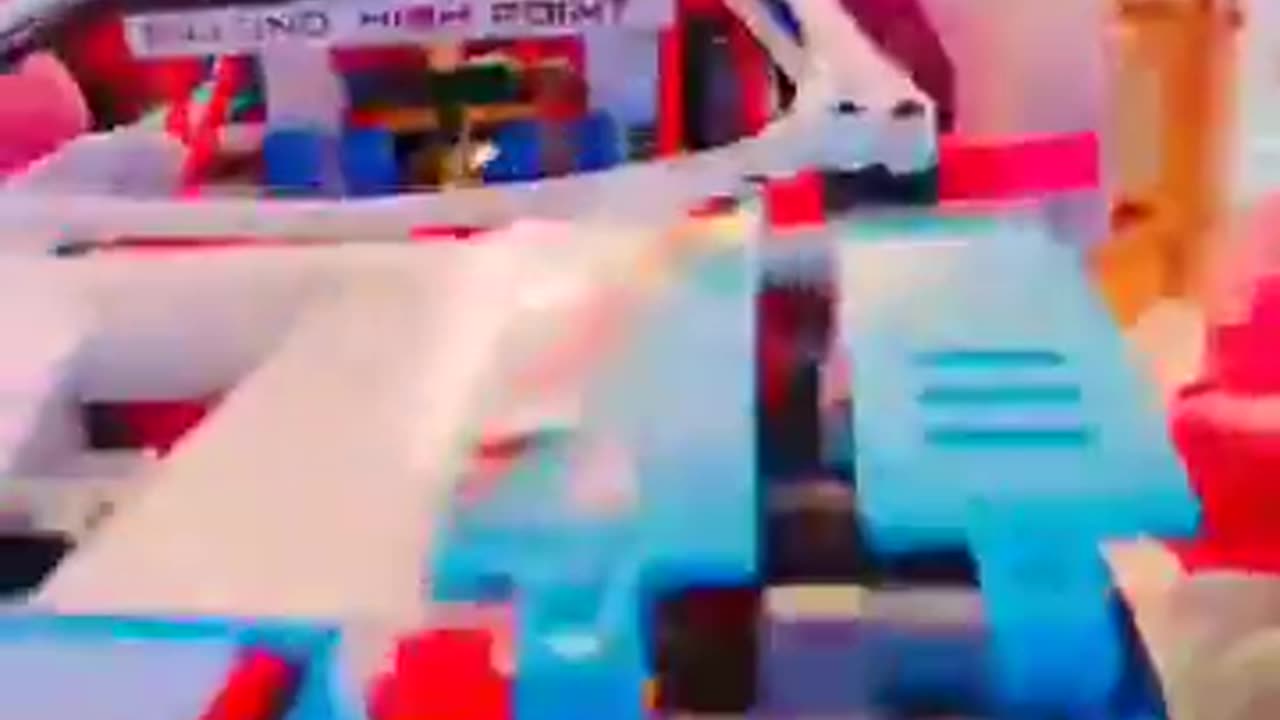 20190302文贵先生视频²：与战友们分享媳妇刚刚组装的乐高越野赛车！