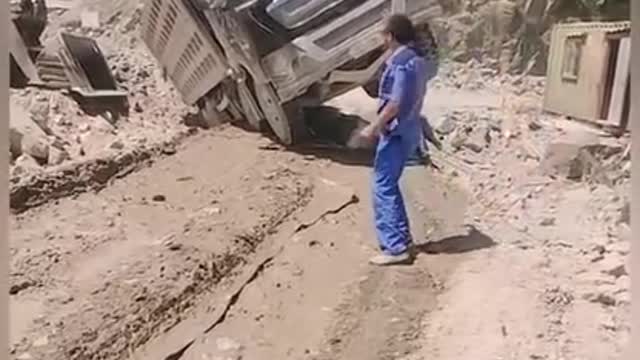 6.7 M de Vues Steep and muddy mountain roads are a severe test for truck drivers