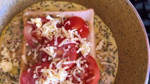 EASY TO COOK BREAKFAST DELIGHT WITH CHEESE AND TOMATO