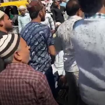 New Delhi policeman assaults worshippers during Friday prayers