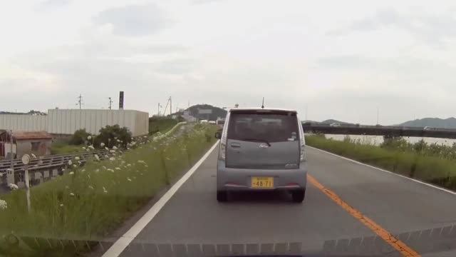 A courageous older sister who passes over a squid Benz that stopped on a pedestrian crossing