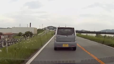 A courageous older sister who passes over a squid Benz that stopped on a pedestrian crossing