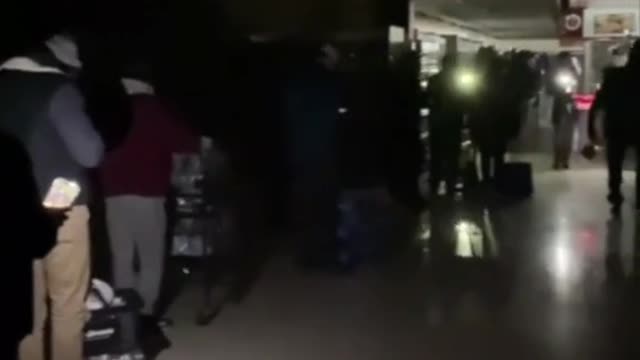 Grocery shoppers use flashlights in Houston amid power outage