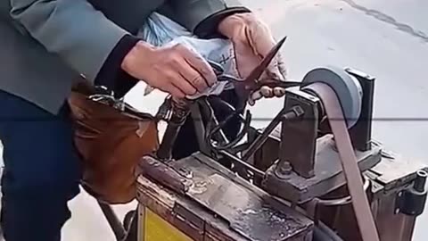 A man put together a cool sharpening machine out of an old bicycle And Sandpaper!