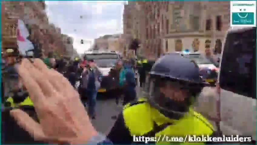 Dutch vets get in between police and protestors