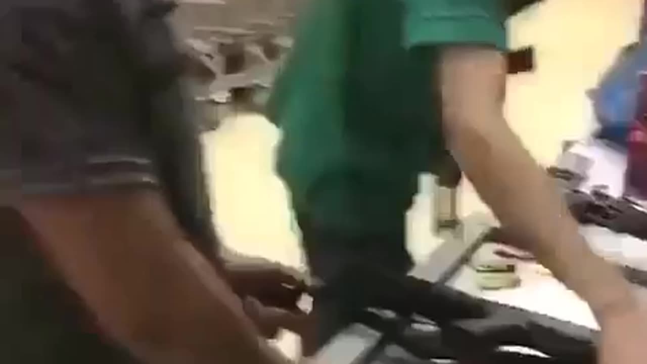 🇦🇷 ARGENTINA - Chinese supermarket owners arm themselves to face looters.
