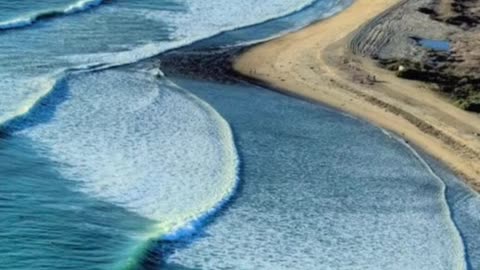 Surf the sea walk, small partners play together