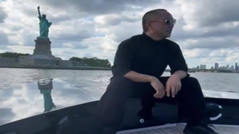 20210709文贵先生GETTR²：七哥原创 #盖特 自由女神举着火炬（像新中国联邦旗一样）。一定把 #自由女神 带回中国（北、中、南），造世界上最大三座雕塑（低、中、高）！