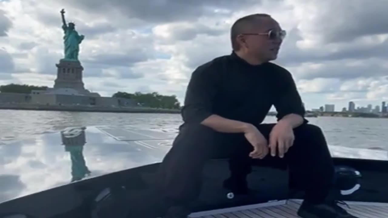 20210709文贵先生GETTR²：七哥原创 #盖特 自由女神举着火炬（像新中国联邦旗一样）。一定把 #自由女神 带回中国（北、中、南），造世界上最大三座雕塑（低、中、高）！