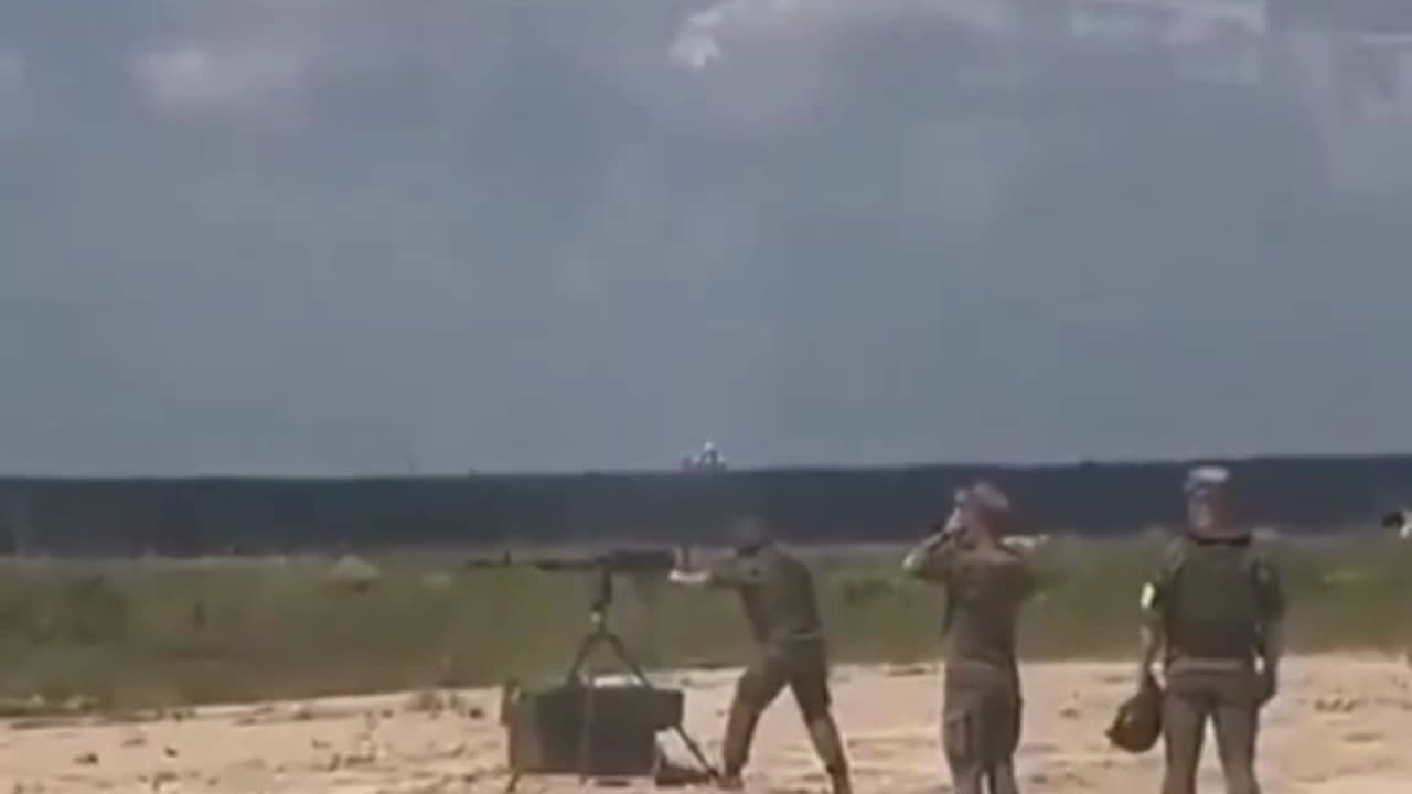 Taiwanese Soldiers Idiots Friendly Fire at Gun Range