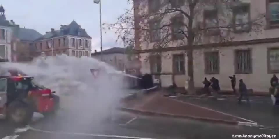 French Patriot Farmers Return Police Water-Cannon Fire With a Barrage of Shit