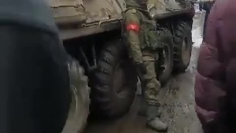 Ukrainian civilians signing the Ukrainian anthem in front of Russian soldier in Konotop