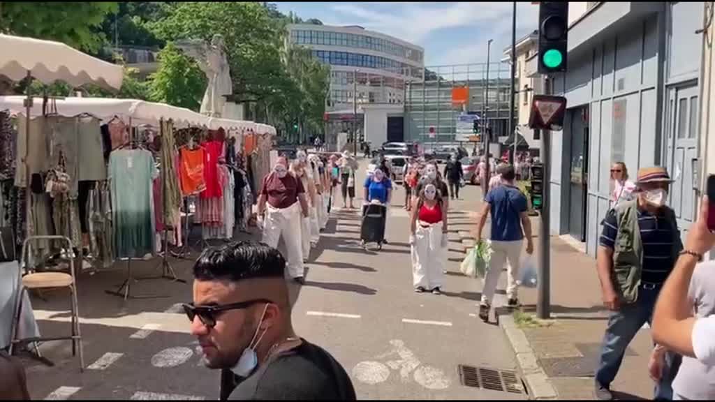 Les MAsques BLancs Lyon au Marché de Vienne le 12 juin