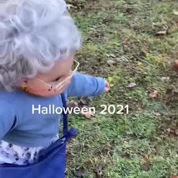 Little girl cosplaying as a grandmother to ask for candy on Halloween 2021