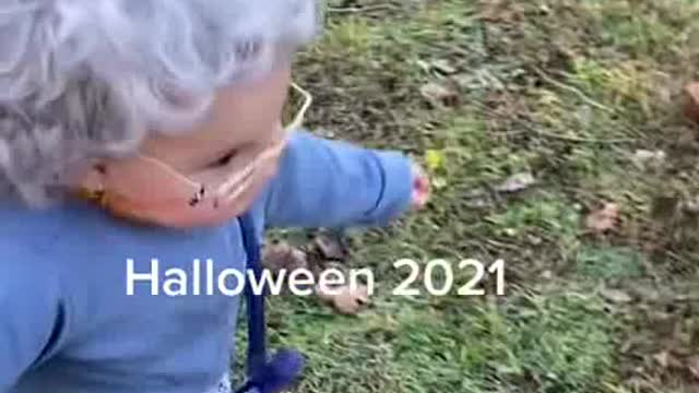 Little girl cosplaying as a grandmother to ask for candy on Halloween 2021