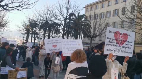 Les Masques Blancs Ajaccio Action Pancarte en Manifestation le 8 janvier 2022