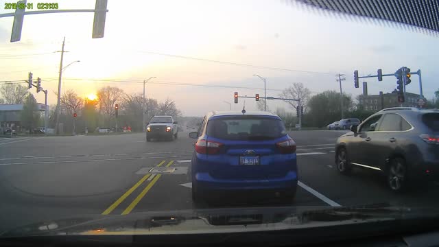 Impatient Driver Runs Through Red Light