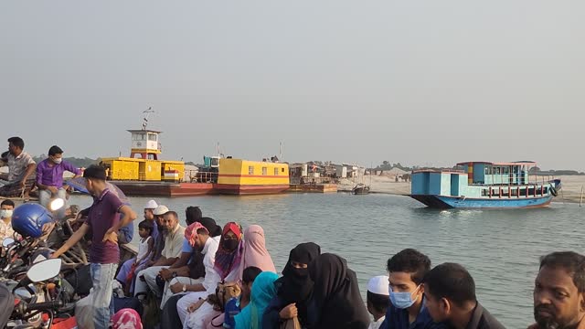 How to cross the river in Bangladesh