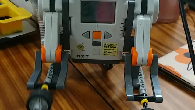 LEGO NXT Weightlifting robot example 🦥