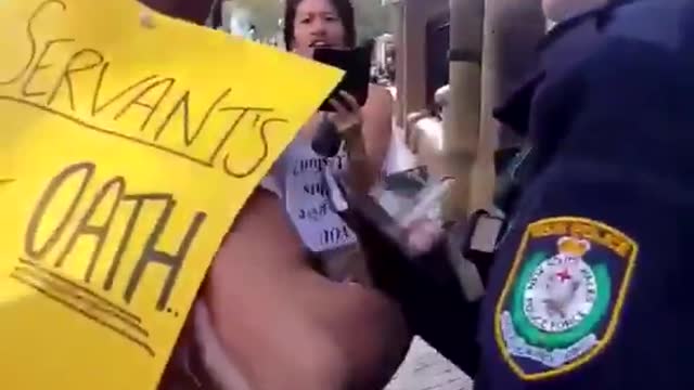 Australia: Police arrest a mother merely for carrying a protest sign as her child cries