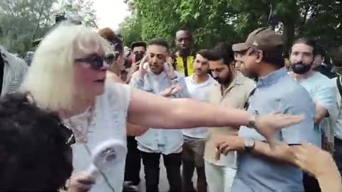 Visitor upset by Muslim behaviour #speakerscorner