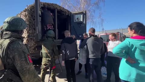 Russian servicemen delivered humanitarian aid to residents of Chernigov suburb.