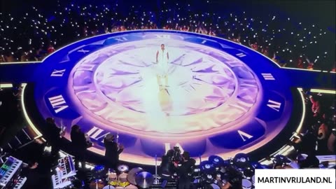 THE SUPERBOWL ~A PEACOCK KNOWN AS A PHONEX~PEACOCKS LURE U IN