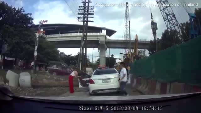 The girl escaped death miraculously when 4 tons of steel fall in front of the car