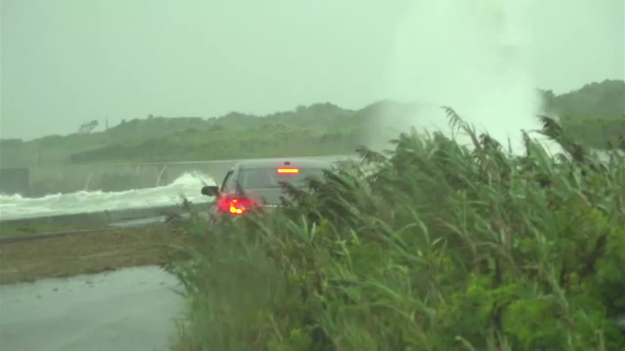 LIVE RAW LANDFALL Henri Intensifies Into Hurricane | Storm chasers