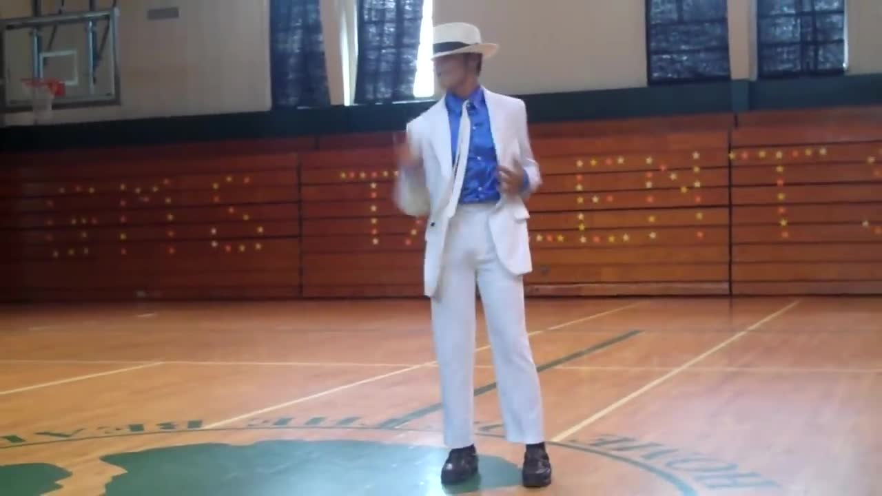 Kid rocks Michael Jackson dance moves for talent show