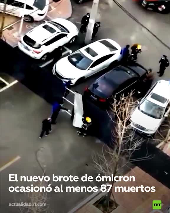 Recinzioni installate di fronte alle case di Shanghai in modo che le persone non escano per strada.Le autorità di Shanghai hanno recintato gli ingressi agli edifici residenziali con barriere in mezzo