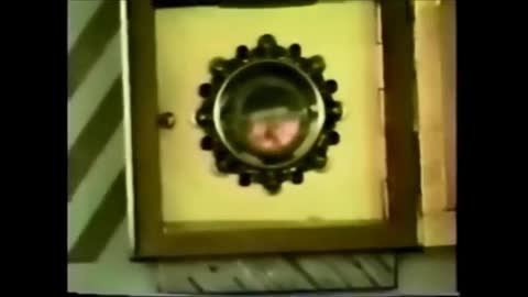 23010-001 CETTE HOSTIE A ÉTÉ FILMÉE, SAIGNANT ET PALPITANT COMME UN CŒUR EN FEU