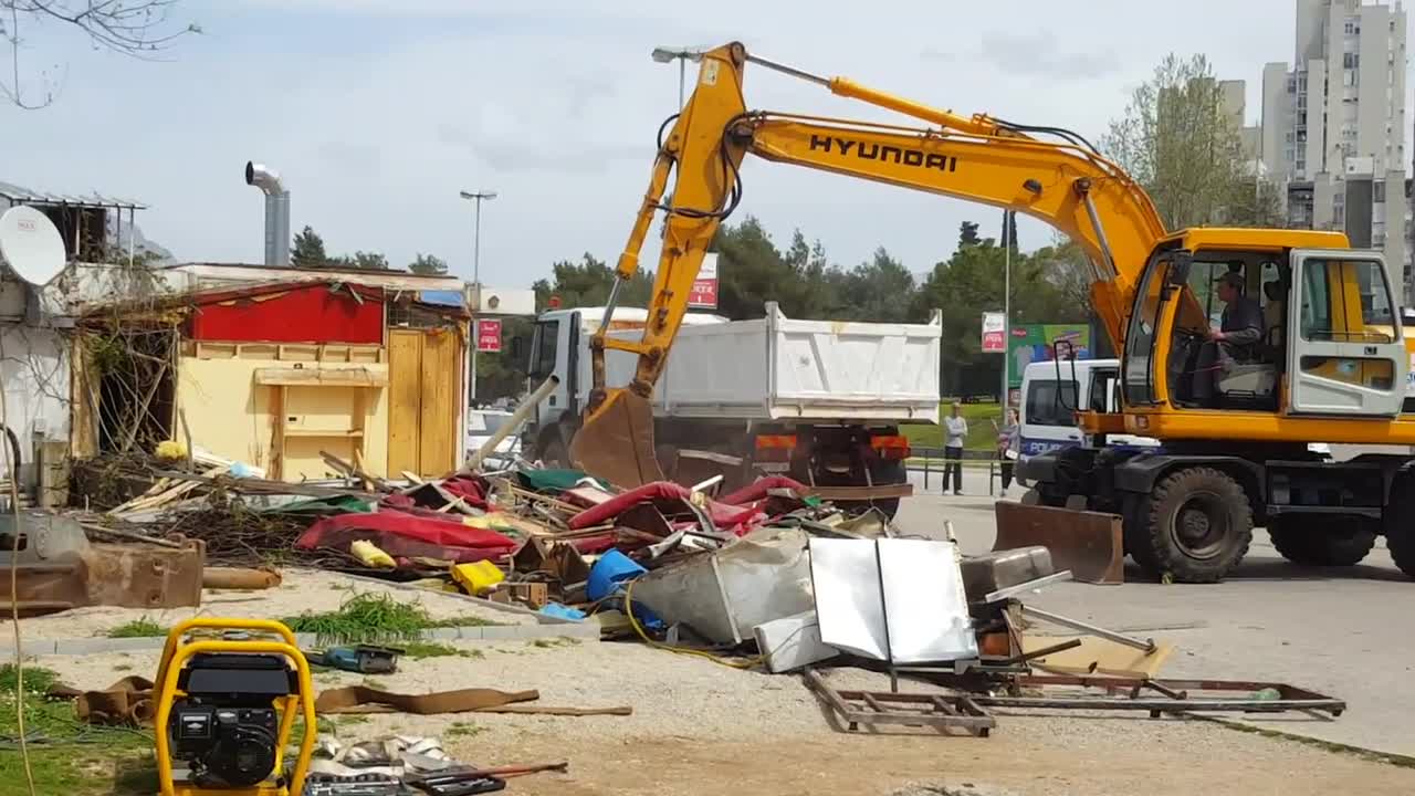 Rušenje kafića na Poljudu