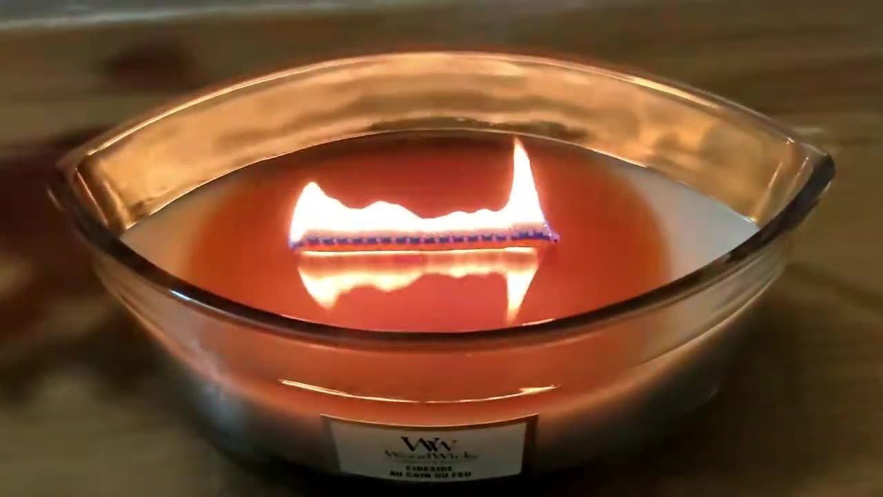 Woodwick Candle ''Fireside'' soothing crackling sound