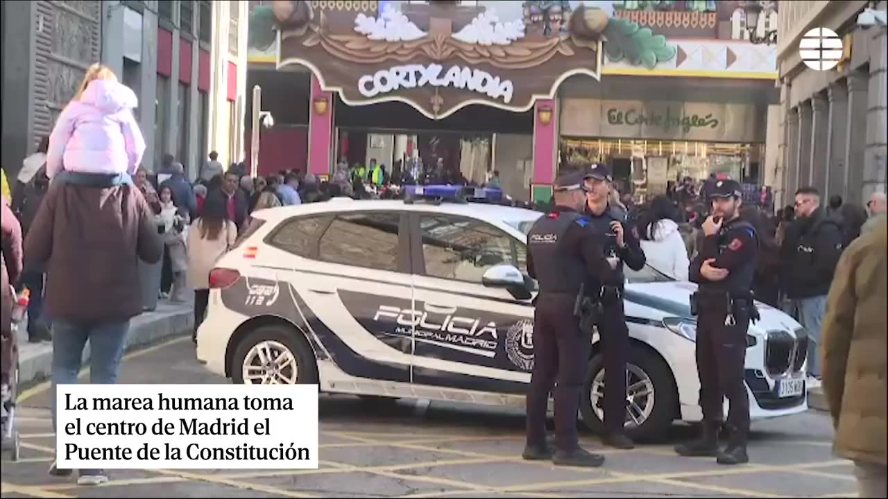 La marabunta de turistas en el centro de Madrid por el Puente de la Constitución