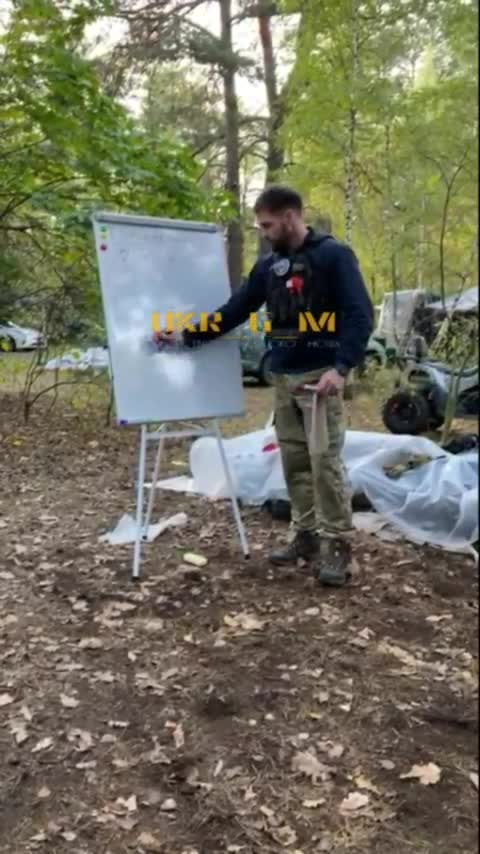 American instructor teaching Ukrainian soldiers military tactics