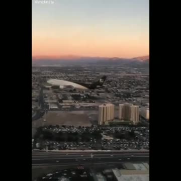 在空中不動的飛機 1