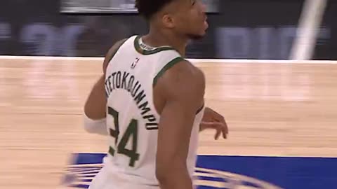 Antetokounmpo SPECTACULAR! Reverse dunk from SCREAM!