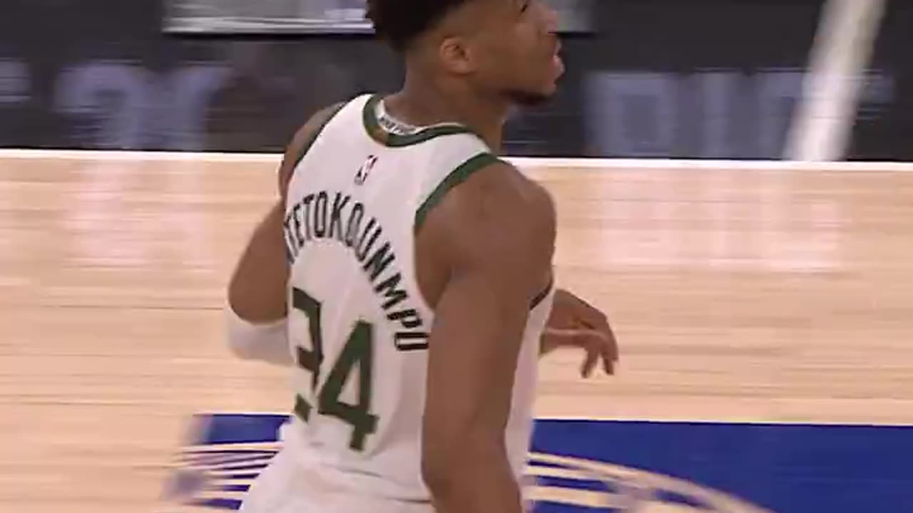 Antetokounmpo SPECTACULAR! Reverse dunk from SCREAM!