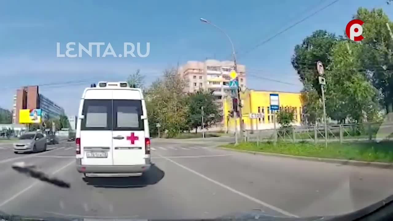 A guy from Vologda "Russia" broke through the ambulance window to escape from the mental brigade.