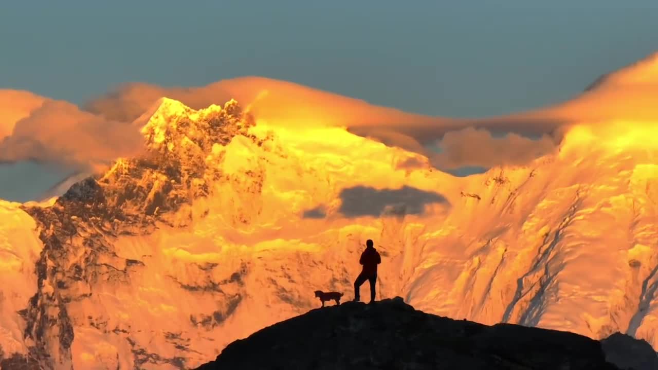 Watch the sunrise on the 8000-meter snow-capped mountain