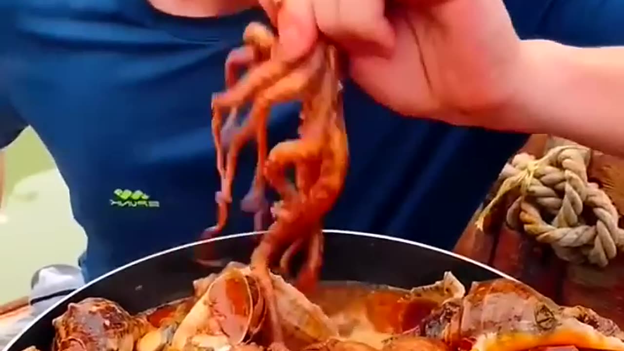 Chinese fishermen cooking and eating fresh seafood 🤤