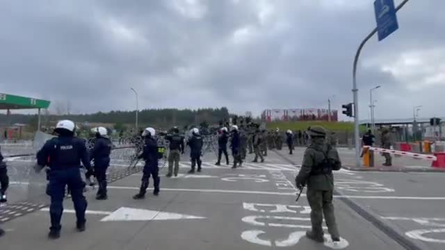 Migrants break thorough Polish-Belarusian border