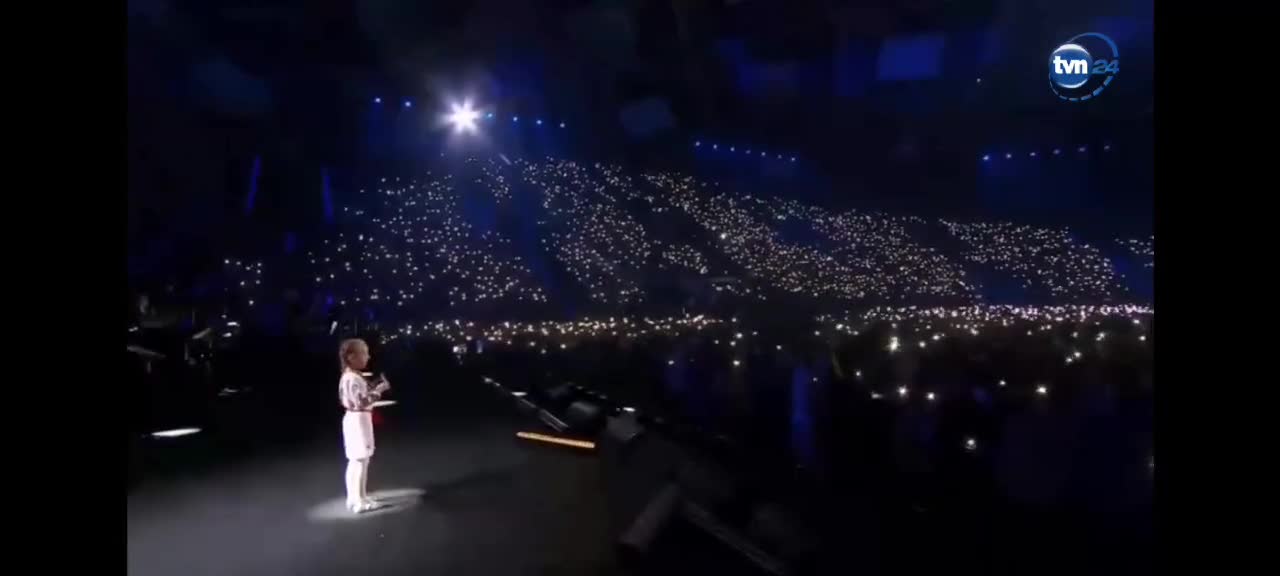 girl sang "Let it go" from Frozen in a #Kyiv bunker, sang at a charity event in Poland for Ukraine