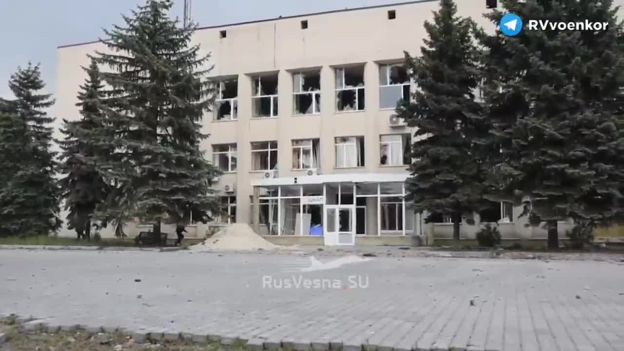 🇷🇺🇺🇦❗Banner of Victory flags of Russia DPR on the Liman administration building